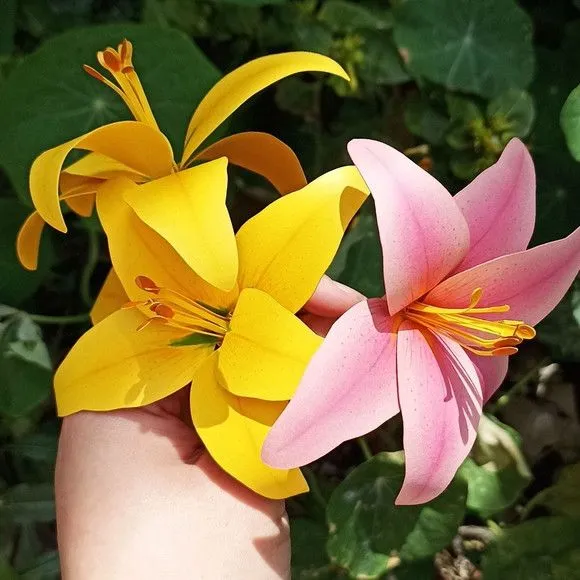 Lírio de Papel Realista - artesanato de PAPCRIE