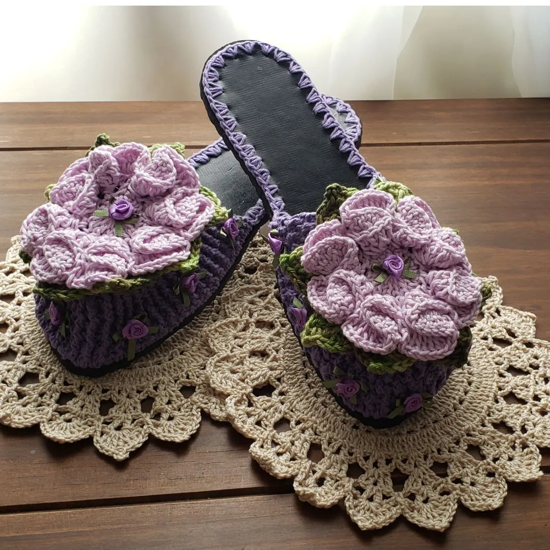 Chinelo de Quarto em Crochê Flor Camélia Lilás Número 36 - 37 - artesanato de Mari Crochê feito com carinho!