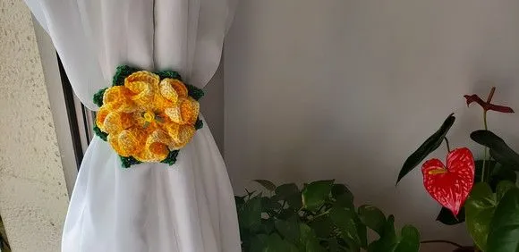 Par de Prendedores de Cortinas Crochê Flor Amarelo Mesclado - artesanato de Mari Crochê feito com carinho!