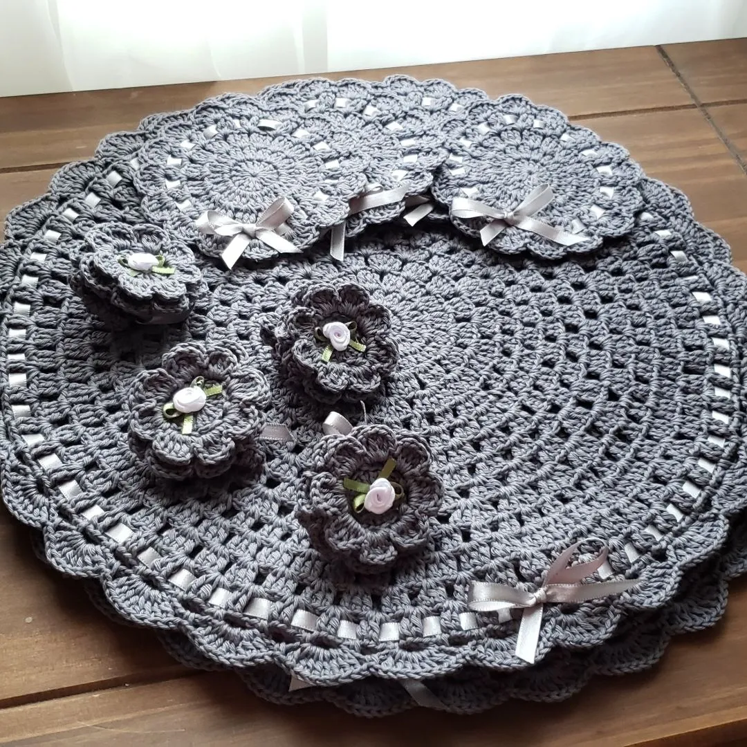 Kit Sousplat Crochê Cinza Escuro (12 peças) - artesanato de Mari Crochê feito com carinho!