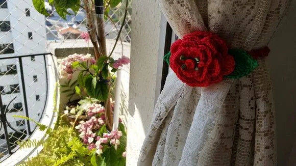 Par de Prendedores de Cortinas em Crochê Rosa Vermelha - artesanato de Mari Crochê feito com carinho!