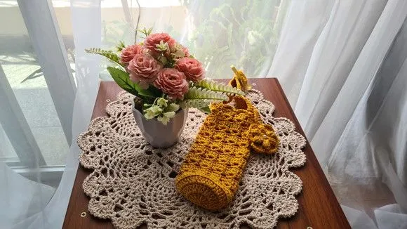 Capa Garrafinha de Água em Crochê Mostarda - artesanato de Mari Crochê feito com carinho!