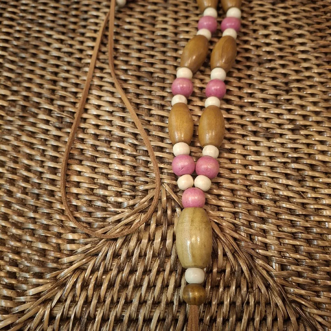 Colar em madeira color - artesanato feito à mão por Donna