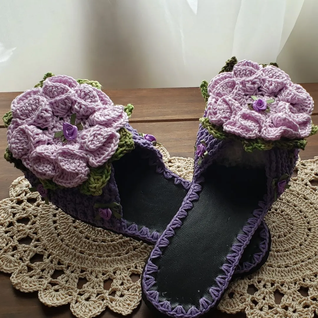 Chinelo de Quarto em Crochê Flor Camélia Lilás Número 36 - 37 - foto 4