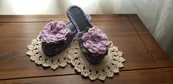 Chinelo de Quarto em Crochê Flor Camélia Lilás Número 38 - foto 3