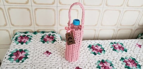 Capa para Garrafinha de Água Mineral 500 ml Crochê Rosê - foto 4