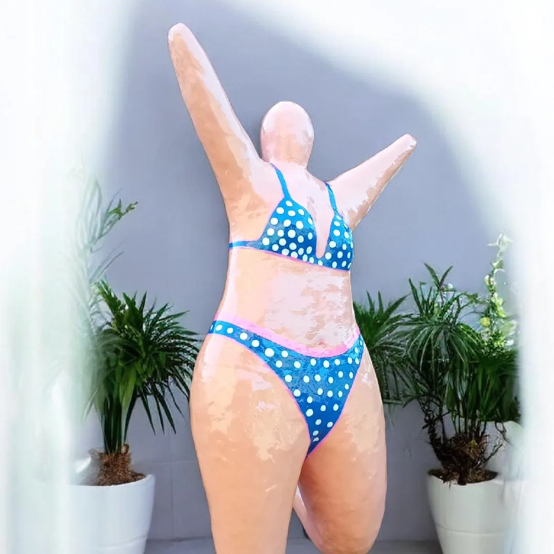 Escultura de uma mulher em movimento - foto 2