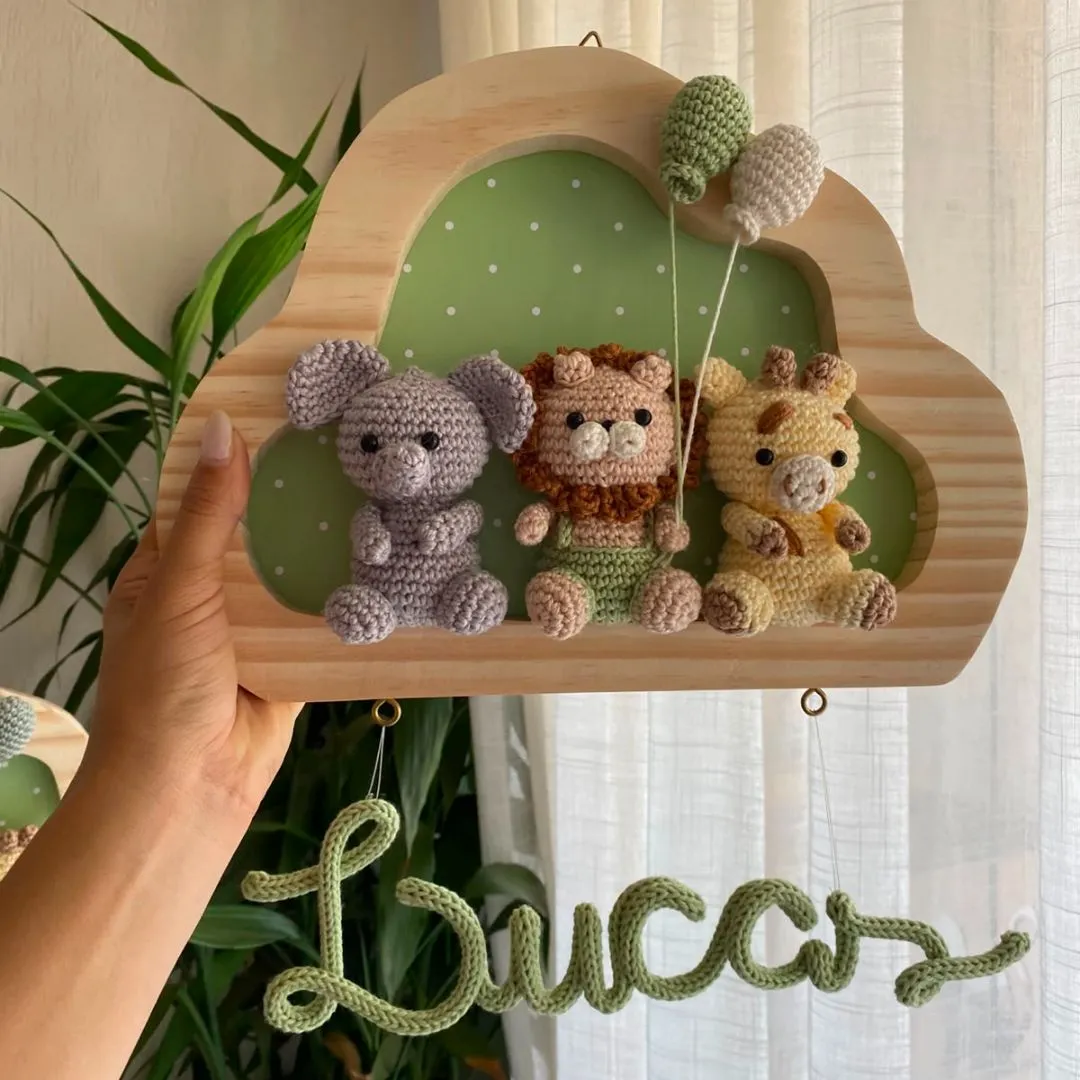 Porta Maternidade Personalizado com Amigurumis safari e Nome em Crochê - foto 3