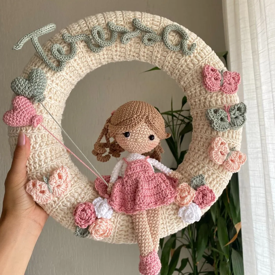 Porta Maternidade Menina Personalizado com Boneca Amigurumi e Flores em Crochê - foto 4