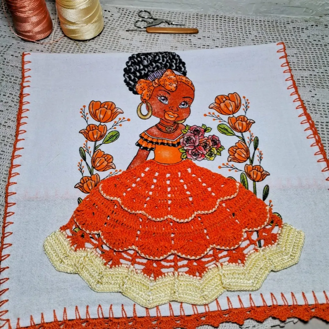 Pano de prato com saia de boneca em crochê - foto 4
