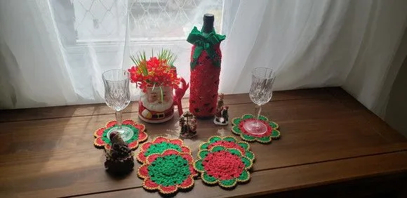 Porta Garrafa de Vinho em Crochê + Porta Taças (natal) - foto 2