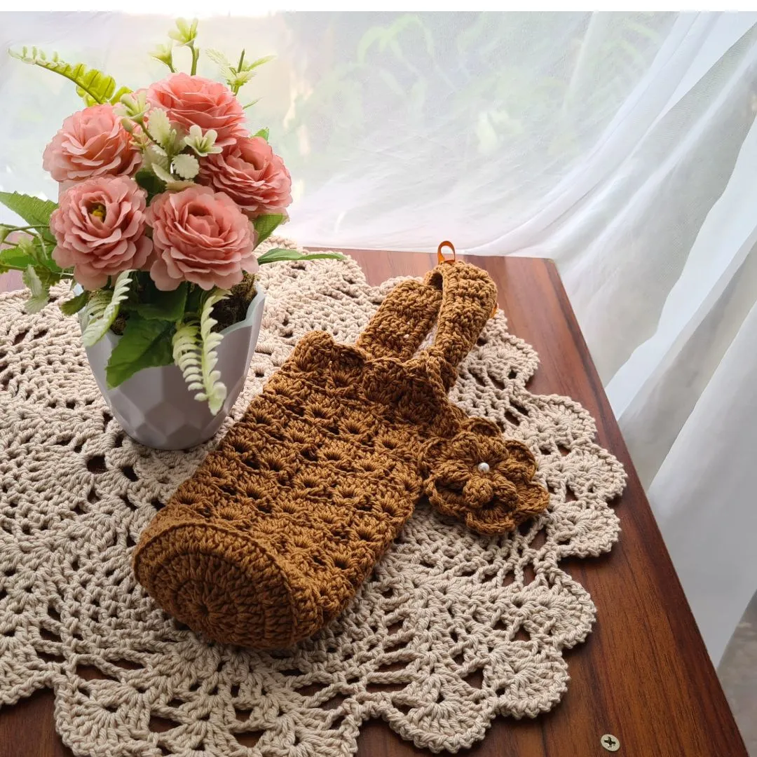 Capa em Crochê para Garrafinha de Água (Flor na Alça) - foto 2