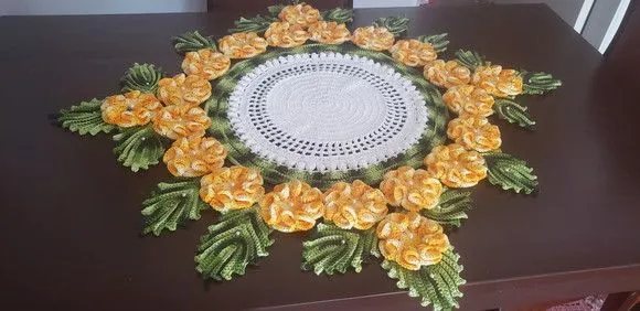 Centro de Mesa Crochê Floral Amarelo Mesclado 95 cm x 45 cm