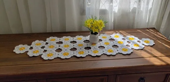 Trilho de Mesa Crochê Motivo Floral Branco com Amarelo - artesanato de Mari Crochê feito com carinho!