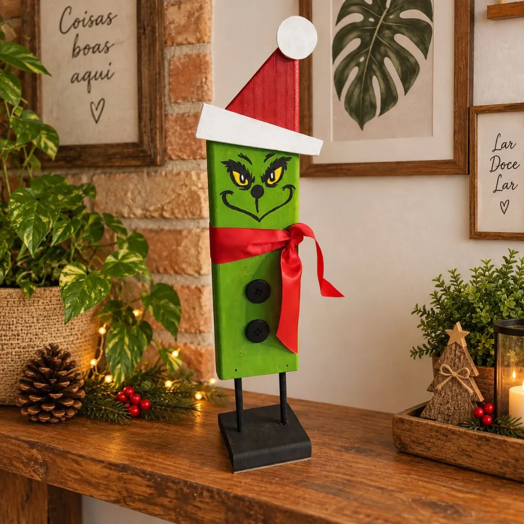 Grinch Natalino em Madeira – Decoração Artesanal Divertida - artesanato feito à mão por Crismosaico & madeiras