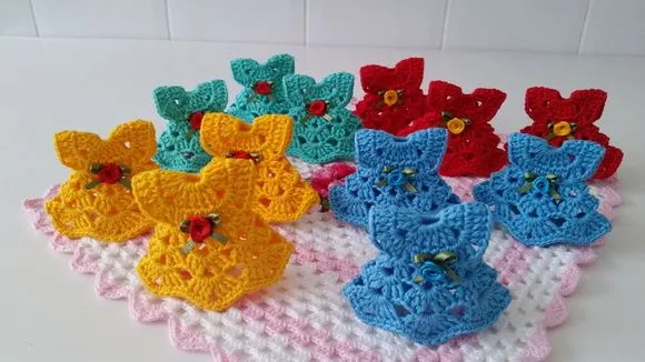 Imã Geladeira Mini Vestido em Crochê 7 cm x 9 cm