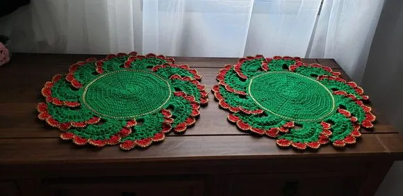 Sousplat em Crochê Verde Vermelho com Dourado 02 Pçs - foto 2