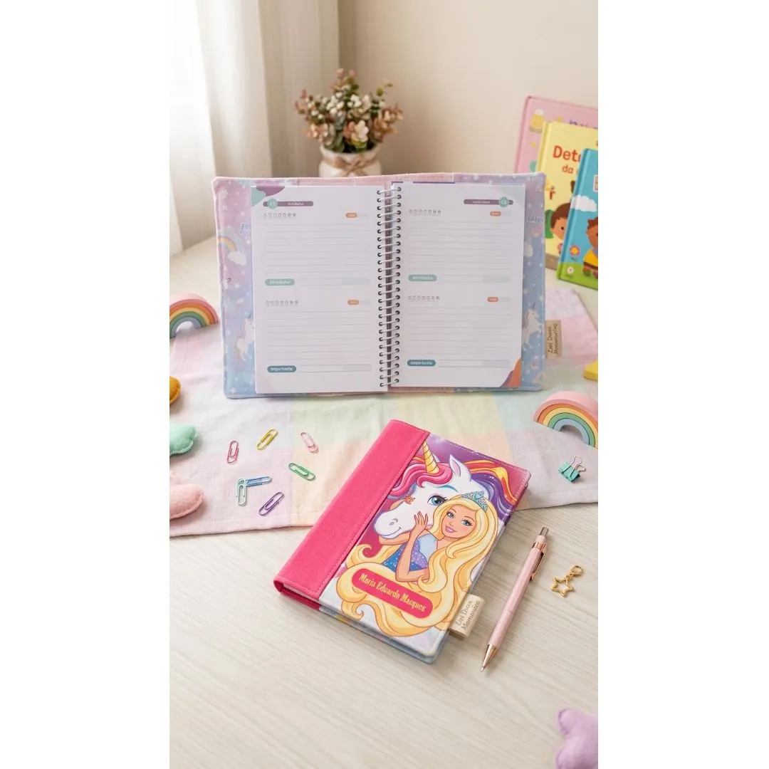 Capa para Agenda Escolar Personalizada em Tecido | Com Bolsos e Elástico - foto 4