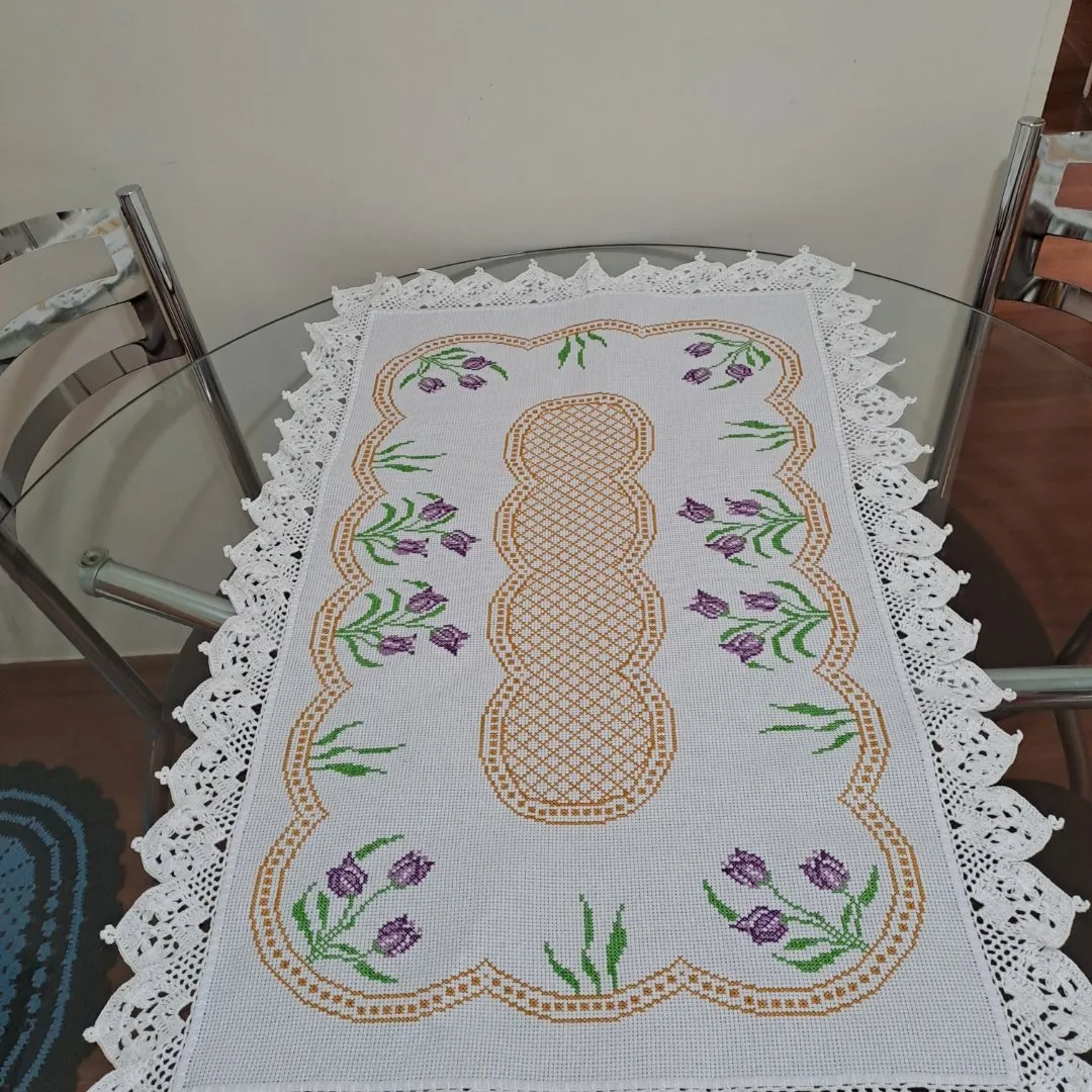 Caminho de mesa bordado em ponto cruz com barrado de crochê - foto 2