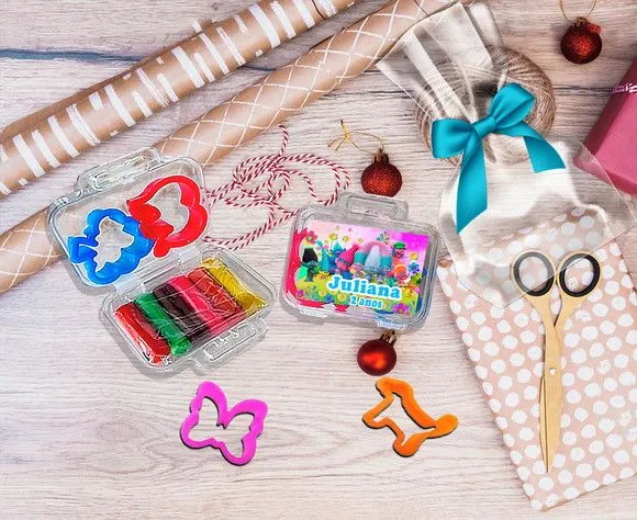 Mini Maleta com Massinhas Trolls Personalizada - feito à mão por Artmanha Lembrancinhas