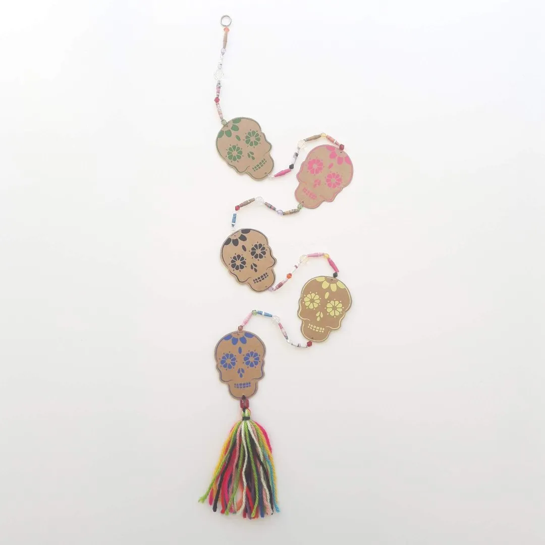 Cordão Caveiras Mexicanas Coloridas - artesanato de Estudio Bananeira