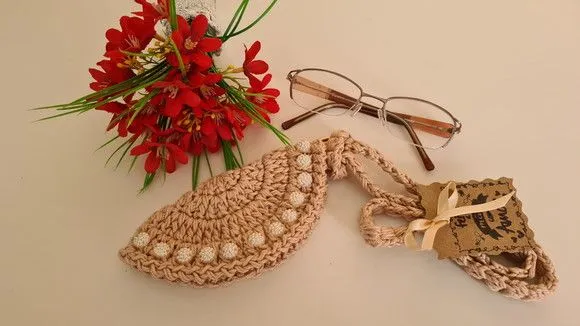 Porta Óculos em Crochê Amêndoa - artesanato de Mari Crochê feito com carinho!