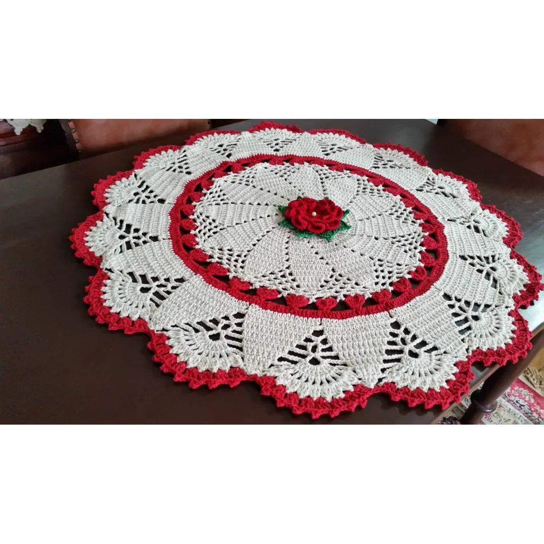 Toalha de Mesa Redonda em Crochê Natural e Vermelho - artesanato de Mari Crochê feito com carinho!