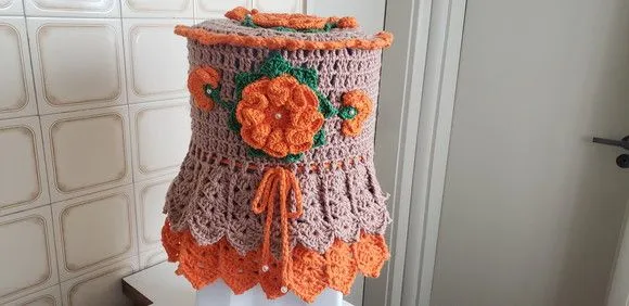 Capa para Galão de Água Mineral 10l em Crochê Bege Laranja - foto 3