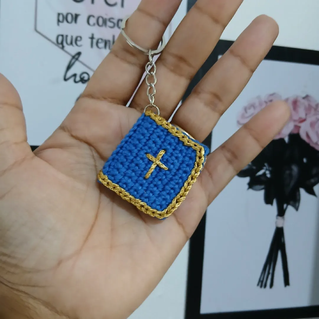 Chaveiro Bíblia em Crochê | Lembrancinha Religiosa | Presente Cristão - foto 2