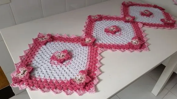 Trilho de Mesa Borboletas Rosa 1,30 cm x 50 cm - artesanato de Mari Crochê feito com carinho!