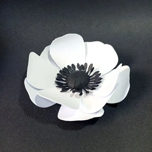 Flor Anêmona Branca em Papel Realista - artesanato de PAPCRIE