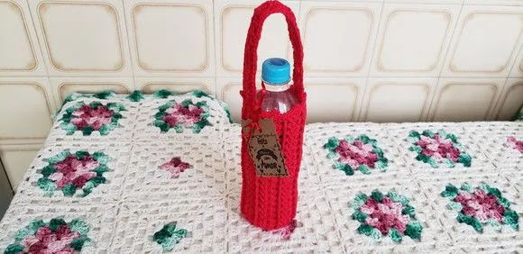 Capa para Garrafinha de Água Mineral 500ml Crochê - Vermelho - foto 4