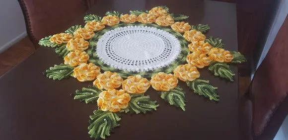 Centro de Mesa Crochê Floral Amarelo Mesclado 95 cm x 45 cm - foto 4