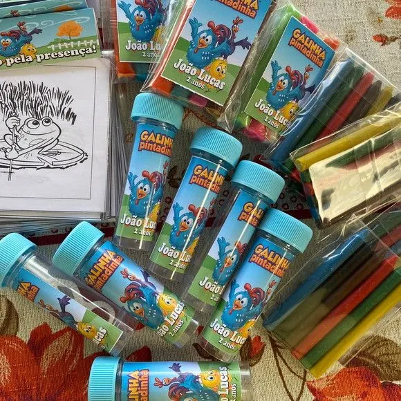 Kit Massinha + Giz + Bolha Galinha Pintadinha Personalizado - feito à mão por Artmanha Lembrancinhas