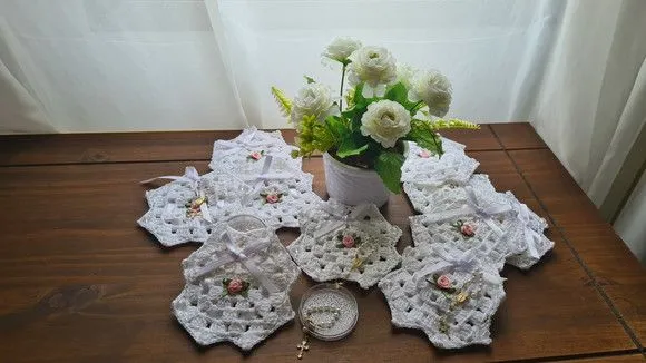 Kit 10 Mini Almofadinhas Crochê c/ Mini Terço (lembrancinha)