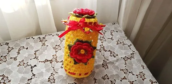 Capa para Potes 500 Grs em Crochê Amarelo Flores Vermelha - foto 5