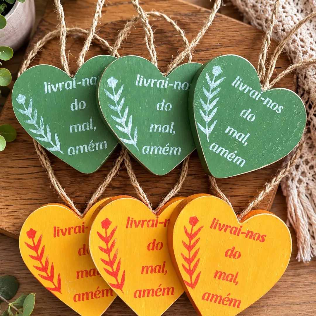 Pendente e aromatizador de coração de madeira laranja e amarelo - foto 2
